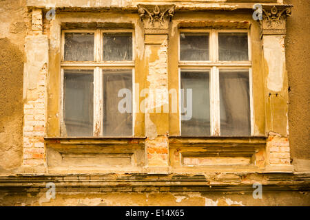 Fenster eines stillgelegten Hotels in Not von Sanierung, Görlitzer Hof, DDR-Architektur, Zentrum von Görlitz, Sachsen Stockfoto