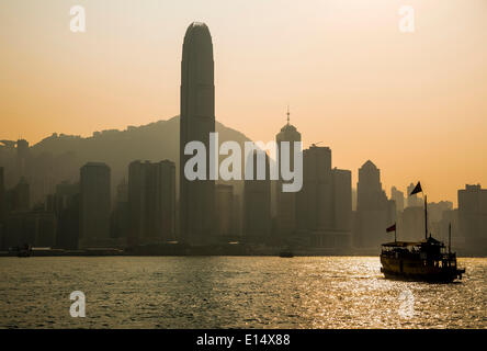 Vor der Skyline von Hong Kong Island mit der Wolkenkratzer Two International Finance Centre, 2 IFC vor Junk-e- Stockfoto