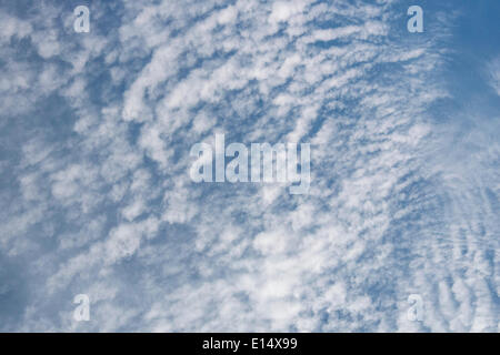 Wolken am blauen Himmel Stockfoto