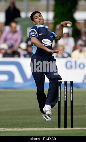 Sussex County Cricket Spieler einschiffigen Arif Gondal Bowling in der Grafschaft Groun in Hove. Stockfoto