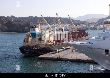 Kreuzfahrtschiff Costa Fortuna und eine kommerzielle Schiff vertäut neben in Muscat Oman DL-Flieder Stockfoto