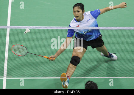 Neu-Delhi. 21. Mai 2014. Indonesiens Lindaweni Fanetri gibt einen Schuss während der Frauen-Einzel-Match gegen Indiens Saina Nehwal in das Viertelfinale der Uber Cup Badminton Meisterschaft in Neu-Delhi 21. Mai 2014 zurück. Lindaweni Fanetrin verloren 0-2. © Zheng Huansong/Xinhua/Alamy Live-Nachrichten Stockfoto