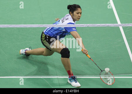 Neu-Delhi. 21. Mai 2014. Indonesiens Lindaweni Fanetri gibt einen Schuss während der Frauen-Einzel-Match gegen Indiens Saina Nehwal in das Viertelfinale der Uber Cup Badminton Meisterschaft in Neu-Delhi 21. Mai 2014 zurück. Lindaweni Fanetrin verloren 0-2. © Zheng Huansong/Xinhua/Alamy Live-Nachrichten Stockfoto