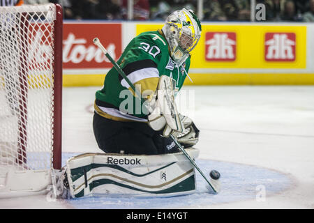 Val-d ' or QMJHL Torwart Antoine Bibeau blockt in der ersten Periode 2014 Memorial Cups am 20. Mai 2014, in London, Ontario, Kanada. Val-d ' or QMJHL ging auf in den Kampf zurück aus einem zwei Tor Rückstand auf das Spiel in der Overtime zu gewinnen. Stockfoto