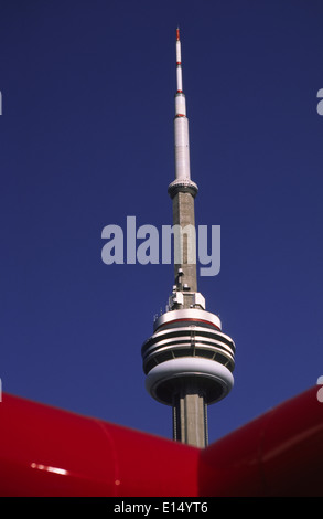 Torontos CN Tower steigt hinter dem Dach einer Tankstelle im Vordergrund. Stockfoto