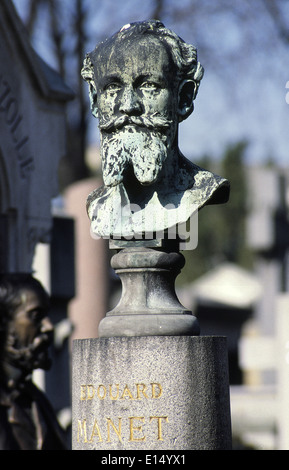 AJAXNETPHOTO. PARIS, FRANKREICH. -BÜSTE DES KÜNSTLERS ÉDOUARD MANET AUF SEINEM GRAB IM FRIEDHOF PASSY, IMPRESSIONISTISCHEN ÄRA MALER. GEBOREN 1832 – 1883 STARB.  FOTO: JONATHAN EASTLAND/AJAX REF: 8913367001 Stockfoto