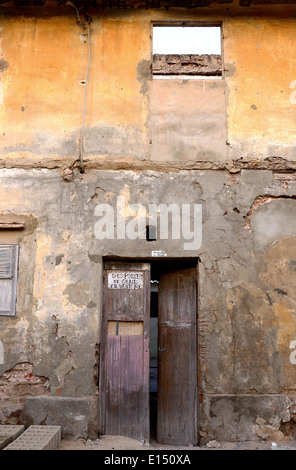 Herabgestuft Fassade-Saint Louis du Senegal Stockfoto