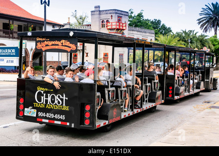 Old Town Trolley Tour-Bus für Touristen, die St. Augustine in Florida navigiert Stockfoto