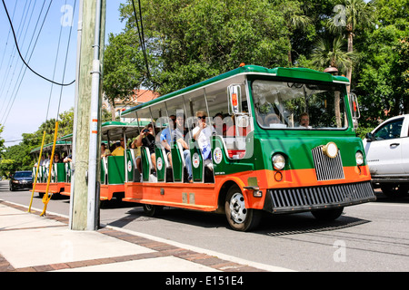 Old Town Trolley Tour-Bus für Touristen, die St. Augustine in Florida navigiert Stockfoto