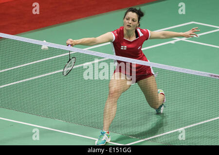 Neu-Delhi. 21. Mai 2014. Englands Sarah Walker gibt einen Schuss während der Frauen-Einzel-Match gegen Chinas Wang Shixian im Viertelfinale der Uber Cup Badminton Meisterschaft in Neu-Delhi 21. Mai 2014 zurück. Sarah Walker verlor 0: 2. © Zheng Huansong/Xinhua/Alamy Live-Nachrichten Stockfoto