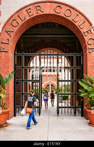 Studenten kommen und gehen durch den Haupteingang an der Flagler College in St. Augustine FL Stockfoto