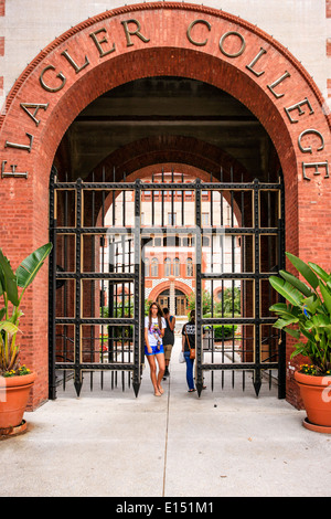 Studenten kommen und gehen durch den Haupteingang an der Flagler College in St. Augustine FL Stockfoto