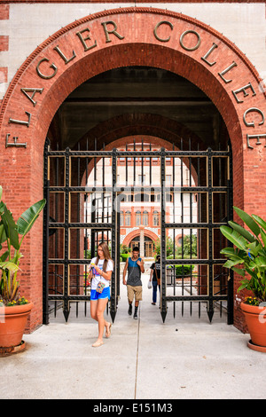 Studenten kommen und gehen durch den Haupteingang an der Flagler College in St. Augustine FL Stockfoto