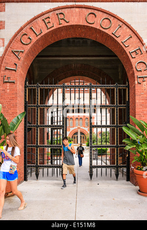 Studenten kommen und gehen durch den Haupteingang an der Flagler College in St. Augustine FL Stockfoto