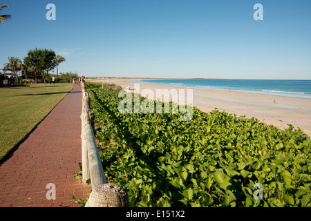 Australien, Western Australia, Broome, Cable Beach. Waterfront Park Pfad entlang beliebter Strand. Stockfoto