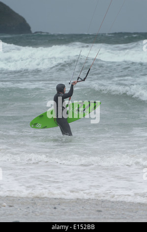 Eine einsamer Kitesurfer genießt schwierige Bedingungen in der Hölle Mund Bay, North Wales Stockfoto