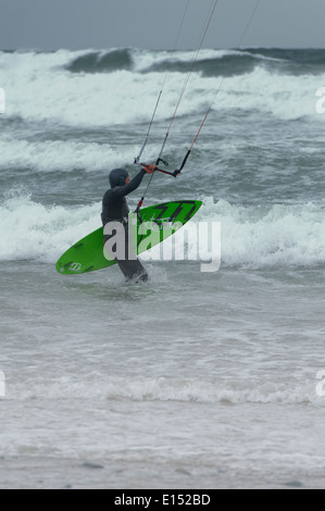 Eine einsamer Kitesurfer genießt schwierige Bedingungen in der Hölle Mund Bay, North Wales Stockfoto