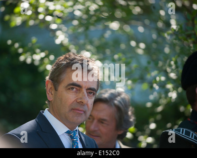 Schauspieler Nigel Havers und Rowan Atkinson lesen Sie eine Auswahl an Krieg Gedichte auf Niemandsland: ABF The Soldiers' Charity Garten Stockfoto