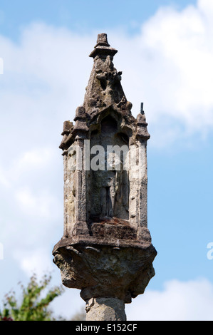 Altes Kreuz in Dreifaltigkeit Kirchhof, Belbroughton, Worcestershire, England, UK Stockfoto