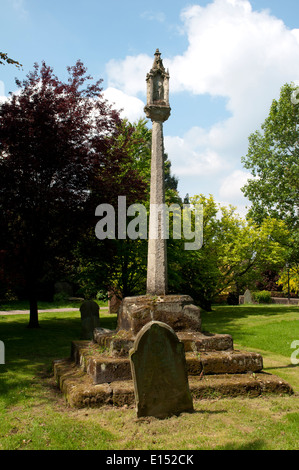 Altes Kreuz in Dreifaltigkeit Kirchhof, Belbroughton, Worcestershire, England, UK Stockfoto