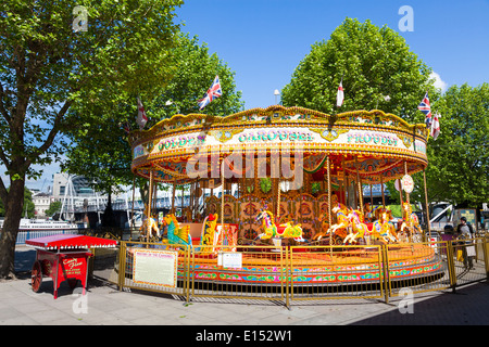 Unbesetzten traditionellen Messegelände Karussellfahrt. Stockfoto