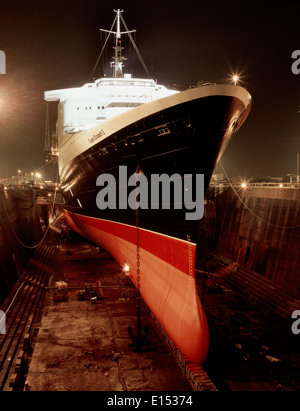 AJAXNETPHOTO. 10. DEZEMBER 1996, SOUTHAMPTON, ENGLAND - REFIT ZULETZT IN UK DRY DOCK - DER ELEGANTE CUNARDER QE2 ABGEBILDET AM ENDE IHRE LETZTE GROßE REFIT IN DER KING GEORGE V DRY DOCK. SCHIFF VERKAUFT IM JUNI 2007 FÜR MIDDLE EAST COMPANY ZU EINEM SCHWIMMENDEN HOTEL IN DUBAI.  FOTO: JONATHAN EASTLAND/AJAX REF: HDD/LIN/QE2/KGVDD/BOGEN 15 Stockfoto