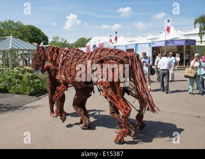 Joey, die 3-Mann-Pferd-Puppe aus der Theaterproduktion von War Horse Touren die Gärten an der RHS Chelsea Flower Show im Jahr 2014 Stockfoto