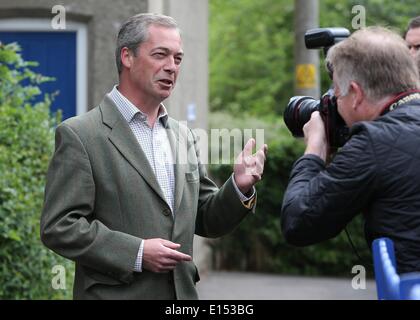 Kent, UK. 22. Mai 2014. Anführer der UK Unabhängigkeit Partei Nigel Farage verlässt Cudham Church Of England School in Kent nach der Stimmabgabe bei Wahlen zum Europäischen Parlament. 22. Mai 2014 Credit: James Boardman/Alamy Live-Nachrichten Stockfoto