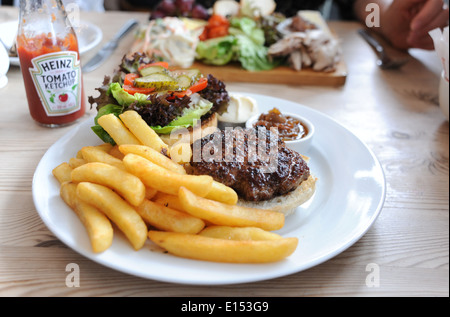 Rindfleisch-Burger mit Pommes Frites und Heinz Tomato Ketchup-Flasche Stockfoto