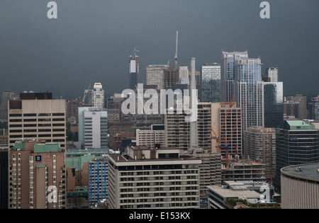 Toronto downtown, Blick nach Norden von Queen Street West, als der Regen Sturm setzt in. Stockfoto