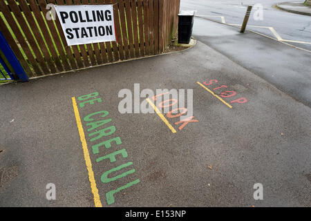 CHIPPENHAM, UK, 22. Mai 2014. Wahllokal Banner außerhalb einer Schule, die in einem Wahllokal für die Wahlen zum Europäischen Parlament 2014 umgebaut wurde. Bildnachweis: Lynchpics/Alamy Live-Nachrichten Stockfoto