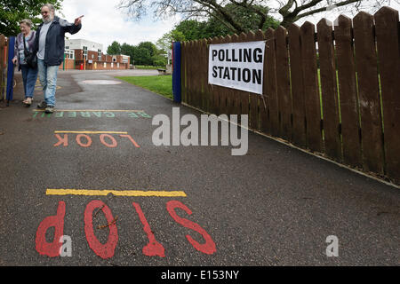 CHIPPENHAM, UK, 22. Mai 2014. Ein Mann und eine Frau verlassen ein Wahllokal in Chippenham, Wiltshire nach der Abstimmung bei der Europawahl 2014. Bildnachweis: Lynchpics/Alamy Live-Nachrichten Stockfoto