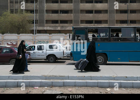 Kairo, Ägypten. 22. Mai 2014. Azhar-Universität Studenten verlassen den Campus mit ihrem Gepäck in Kairo, Ägypten, 22. Mai 2014. Ägyptische Universitäten werden vom 22. bis 31. Mai aufgrund der Präsidentschaftswahl, laut der staatlichen Ahram Website geschlossen. Bildnachweis: Cui Xinyu/Xinhua/Alamy Live-Nachrichten Stockfoto