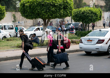 Kairo, Ägypten. 22. Mai 2014. Azhar-Universität Studenten verlassen den Campus mit ihrem Gepäck in Kairo, Ägypten, 22. Mai 2014. Ägyptische Universitäten werden vom 22. bis 31. Mai aufgrund der Präsidentschaftswahl, laut der staatlichen Ahram Website geschlossen. Bildnachweis: Cui Xinyu/Xinhua/Alamy Live-Nachrichten Stockfoto