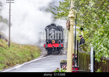Alte Lok Dampflok Ankunft am Bahnhof im Regen, Stockfoto