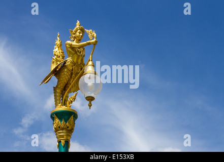 Thai Kunst und Thai-Stil Straßenlaterne gegen blauen Himmel Stockfoto