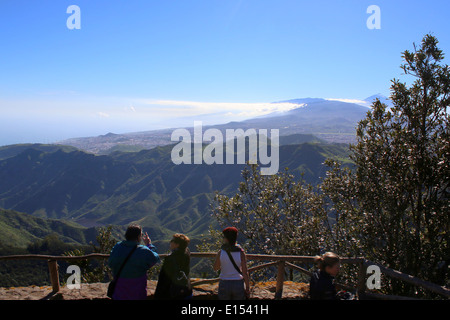 Vier Touristen bewundern El Teide Vulkan aus dem Macizo de Anaga-Gebirge auf der Kanarischen Insel Teneriffa Stockfoto