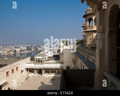 N9574 Indien, Rajasthan, Udaipur, Wände des Stadtschlosses über Lake Pichola Stockfoto