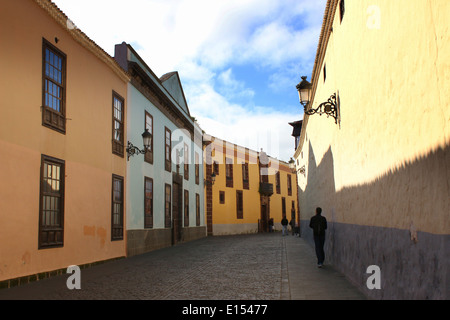 Ein Spaziergang durch kolonialen Straßen in der alten Stadt Zentrum von La Laguna, Teneriffa, Spanien, mit Casa Alvarado Bracamonte Stockfoto