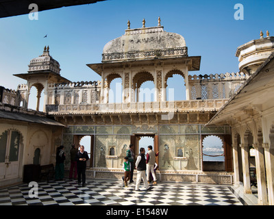 Indien, Rajasthan, Udaipur, Stadtschloss Besucher mit Blick auf Lake Pichola Stockfoto