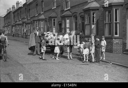 RAG und Knochen Mann mit Pferd und Wagen, umringt von Kindern in Straße Birmingham West Midlands Uk 1950er Jahren Großbritannien Stockfoto