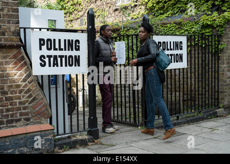 Camden, Nord-London, UK. 22. Mai 2014. Wähler im Wahllokal in Nord-London Camden. Wähler stimmten für ihre Abgeordneten bei den Europawahlen sowie ihre Gemeinderäte. Bildnachweis: Mike Abrahams/Alamy Live-Nachrichten Stockfoto