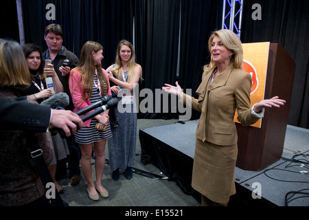 Texas Zustand-Senator Wendy Davis, der demokratische Kandidat für die Gouverneurswahlen, beantwortet Fragen während einer Pressekonferenz in Austin Stockfoto