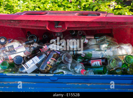 Glas-recycling Container auf Supermarkt-Parkplatz Stockfoto