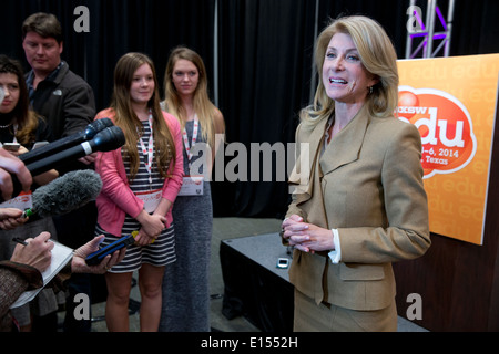 Texas Zustand-Senator Wendy Davis, der demokratische Kandidat für die Gouverneurswahlen, beantwortet Fragen während einer Pressekonferenz in Austin Stockfoto