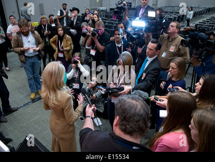 Texas Zustand-Senator Wendy Davis, der demokratische Kandidat für die Gouverneurswahlen, beantwortet Fragen während einer Pressekonferenz in Austin Stockfoto