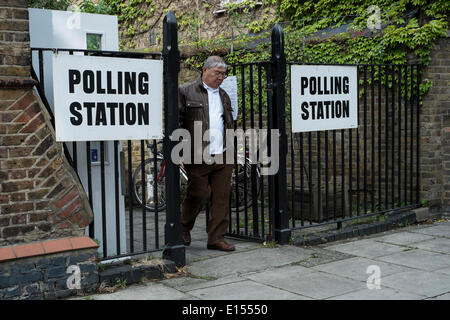 Camden, Nord-London, UK. 22. Mai 2014. Wähler im Wahllokal in Nord-London Camden. Wähler stimmten für ihre Abgeordneten bei den Europawahlen sowie ihre Gemeinderäte. Bildnachweis: Mike Abrahams/Alamy Live-Nachrichten Stockfoto