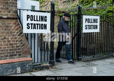 Camden, Nord-London, UK. 22. Mai 2014. Wähler im Wahllokal in Nord-London Camden. Wähler stimmten für ihre Abgeordneten bei den Europawahlen sowie ihre Gemeinderäte. Bildnachweis: Mike Abrahams/Alamy Live-Nachrichten Stockfoto