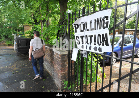 Twickenham, London, UK. 22. Mai 2014. Wähler besuchen das Wahllokal in Twickenham, für den europäischen und lokalen Wahlen zu stimmen. Bildnachweis: Matthew Chattle/Alamy Live-Nachrichten Stockfoto