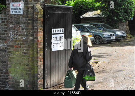 Twickenham, London, UK. 22. Mai 2014. Wähler besuchen das Wahllokal in Twickenham, für den europäischen und lokalen Wahlen zu stimmen. Bildnachweis: Matthew Chattle/Alamy Live-Nachrichten Stockfoto